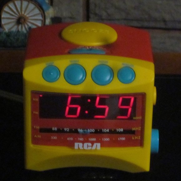 RCA Chipper and Nipper alarm clock/AM FM radio - Picture 4 of 9